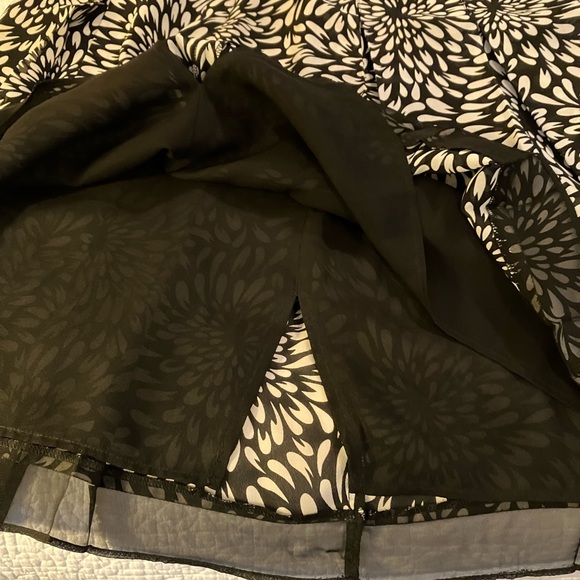 Worthington black/wt floral circle skirt w/mesh accent hem. Separate black liner - Picture 4 of 7